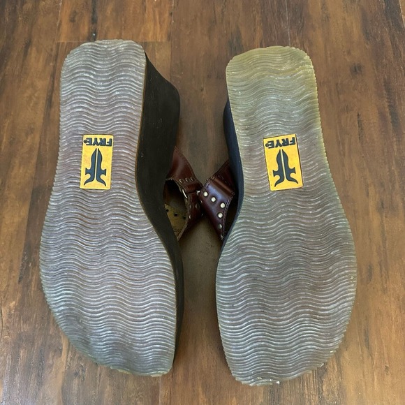 FRYE Summer Stud Thong Wedge Sandals in Burgundy Leather - Picture 9 of 10